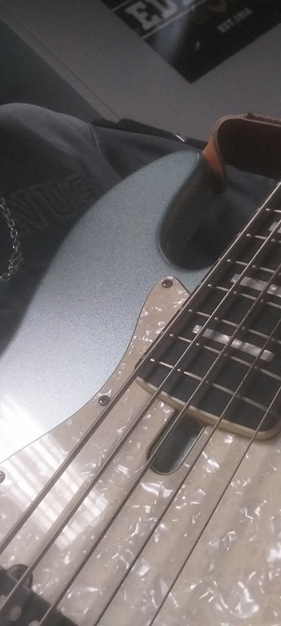 Cận cảnh cây bass trong band room
